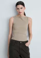Top marrón de cuello barco y tirantes anchos, de tejido elástico y diseño entallado.