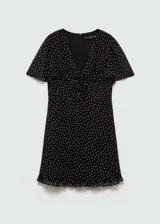 Vestido corto negro con estampado de lunares blancos, escote en V con lazo, mangas cortas y falda con volantes.