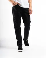 Pantalón de gabardina negro, corte recto, con bolsillos laterales y traseros.