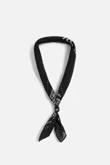 Pañuelo bandana negro con estampado paisley en blanco y logo de la marca.