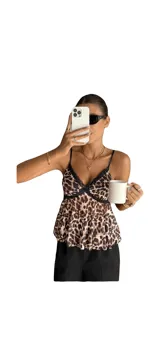 Blusa con estampado animal print de leopardo, con breteles finos y encaje negro en el escote.