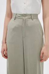 Pantalón de vestir color verde oliva, de corte ancho y tiro alto.