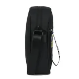 Bandolera negra con correa ajustable, cierre superior y estampado de escudos de la NBA.