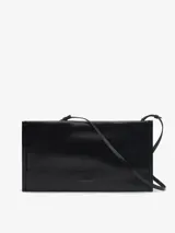 Bolso de mano negro acolchado, con asa de mano y asa larga regulable extraíble. Cierre magnético y logo grabado.