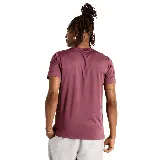 Remera deportiva New Balance color borgoña con logo plateado en el pecho.