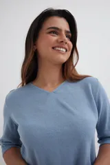 Sweater color beige de tejido de punto, con escote en V y mangas 3/4.