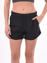 Short de running negro, ligero y holgado, con cintura elástica fruncida y bolsillos laterales. Presenta un forro interior y detalles de malla en los laterales.