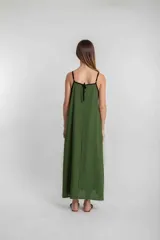Vestido largo verde oliva de lino, con breteles finos negros y escote cuadrado con ribete negro.