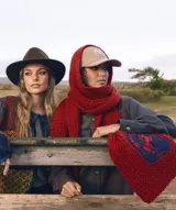 Gorro ajustable con visera en color terracota, perfecto para un look casual.