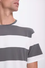Remera de hombre a rayas horizontales blancas y grises, de corte recto y mangas cortas.
