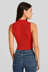Top rojo de tejido de punto acanalado, con cuello alto y sin mangas.