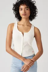 Musculosa blanca de punto con cuello redondo y botones frontales.