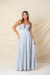 Vestido largo de fiesta color celeste, de breteles finos y escote en U. El cuerpo es ajustado y la falda es amplia con plisado fino.