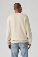 Buzo color crema de corte clásico con cuello redondo y logo de Levi's bordado en el pecho.