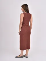 Vestido midi de punto morley color marrón oscuro, de corte ajustado y sin mangas.
