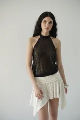 Top halter negro con lentejuelas, sin mangas y con cuello alto. Se ata al cuello.