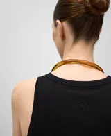 Musculosa blanca de algodón con textura acanalada, cuello redondo y logo bordado en la espalda.