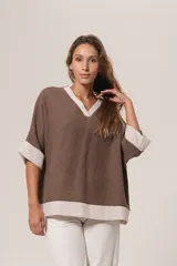Blusa marrón de lino con escote en V y terminaciones rayadas en blanco.