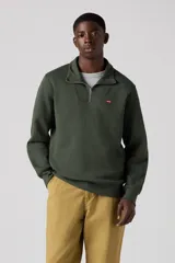 Buzo verde oscuro de cuello alto con cierre metálico corto y logo rojo de Levi's bordado en el pecho.