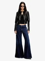 Jeans acampanados de tiro bajo Diesel D-AKII, color azul oscuro, con bolsillos de parche delanteros y traseros, costuras frontales y traseras, y corte ancho.