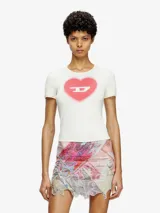 Remera ajustada de manga corta, color blanco hueso, con cuello redondo. Presenta un estampado central de un corazón rojo con el logo de Diesel en su interior.