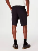 Bermuda color beige de corte recto, estilo chino, con bolsillos laterales y traseros.