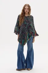 Poncho tejido plano de lana merino multicolor con escote en V y flecos bordados a mano en el ruedo.