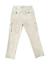 Pantalón cargo color beige, sin puños, con cuatro bolsillos con botón y pasa cintos.