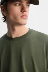 Camiseta gris de corte recto, cuello redondo y manga corta.