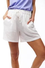 Short blanco de viscosa y lino, con cintura elástica y cordón ajustable.