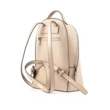 Mochila color taupe de símil cuero con relieve, acceso con cierre, herrajes plateados y correa fija.
