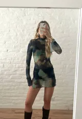 Minivestido de microtul elastizado con estampado abstracto en tonos verde, marrón y azul. Diseño ajustado al cuerpo, cuello alto y mangas largas.