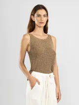 Musculosa tejida en hilo de lurex color dorado, con escote redondo y logo de Polonio en cobre.