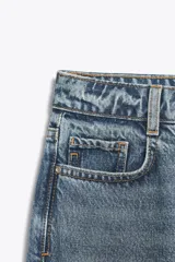 Jeans tobilleros de tiro alto color celeste, corte recto y cinco bolsillos.
