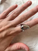 Anillo dorado regulable de acero inoxidable bañado en oro 18k, con forma irregular.