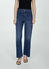 Pantalón de jean azul de corte recto, tiro alto y bajo desflecado.