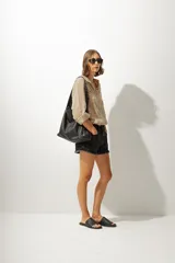 Short de jean negro con cintura alta y terminación desflecada.