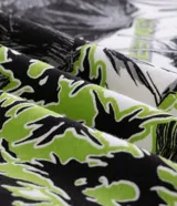 Remera masculina de algodón color blanco, con cuello redondo y mangas cortas. Presenta un estampado frontal de ratones con ojos verdes y la frase "Bad Habits" en verde neón.