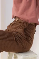 Pantalón de pana marrón a rayas verticales, con corte recto y cintura alta con botón.