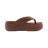 Sandalia marrón de plataforma, con tira entre los dedos y plataforma de 5 cm.