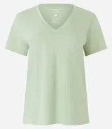 Remera básica de media malla color rosa, con escote en V y mangas cortas.