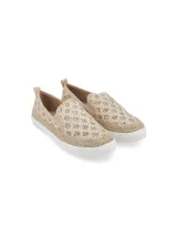 Alpargatas color beige con capellada de tejido de yute y elástico en el empeine. Suela ultra liviana blanca con aplicación de yute y plantilla memory foam de alta densidad.