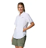 Camisa blanca de manga corta con cuello abotonado y bolsillo en el pecho. Confeccionada en tejido ripstop ligero con tecnología Omni-Wick™ y Omni-Shade™ UPF 40.