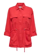 Chaqueta color rojo con cuello clásico, mangas 3/4 con botón, cierre frontal con botones, bolsillos en el pecho y laterales, y cintura ajustable con cordón.