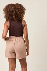 Short negro de tela texturizada con cintura elástica y cordón ajustable.