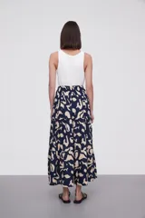 Falda larga de viscosa con estampado abstracto en tonos azul y beige, con cintura elástica y corte holgado.