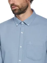 Camisa celeste de manga larga con textura waffle, cuello abotonado, bolsillo en el pecho y logo bordado.
