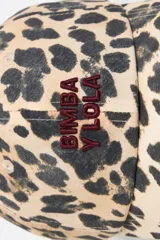 Gorra de gabardina con estampado animal print y logo bordado en el frente.