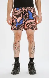 Short de baño negro con diseño abstracto en colores rosa y azul.