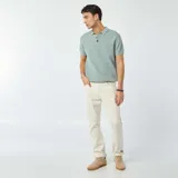 Remera polo de punto color celeste con textura tipo waffle, de corte clásico, manga corta y cuello con botones.